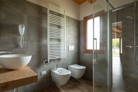 Shower, rainfall showerhead, hair dryer, bidet. Agriturismo Ai Due Leoni