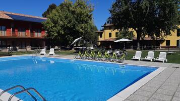 Außenpool, Sonnenschirme, Liegestühle