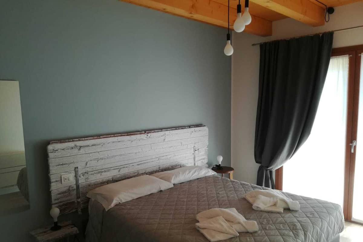 2 bedrooms, soundproofing, free cots/infant beds, free WiFi