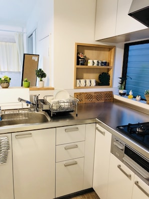 YUYU House - Yata Kaeru | Private kitchenette | Fridge, microwave, stovetop, cookware/dishes/utensils - YUYU House - Yata Kaeru (Osaka)