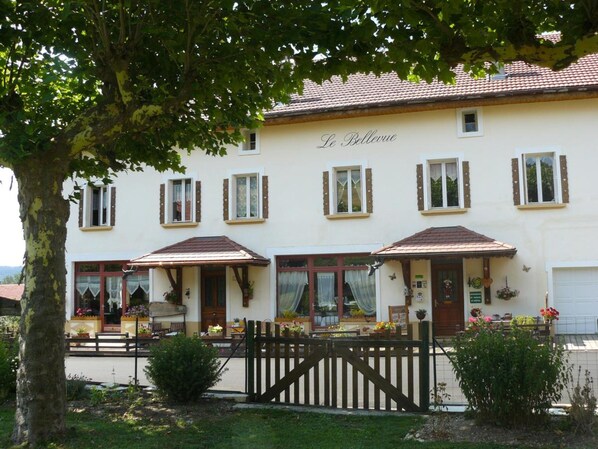 A two-story building with a sign reading "Le Bellevue". - Chambre d'hote le Bellevue (Giron)