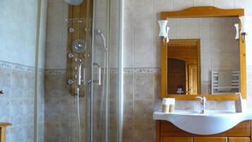 Kamar Double, 1 Tempat Tidur Queen, Bebas Asap Rokok | Kamar mandi | Kombinasi shower/bathtub dan perlengkapan mandi gratis