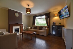 Traditional Villa, Multiple Beds, Accessible, Garden View | 3 bedrooms, Egyptian cotton sheets, premium bedding - First Lasswade Road House (Edinburgh)