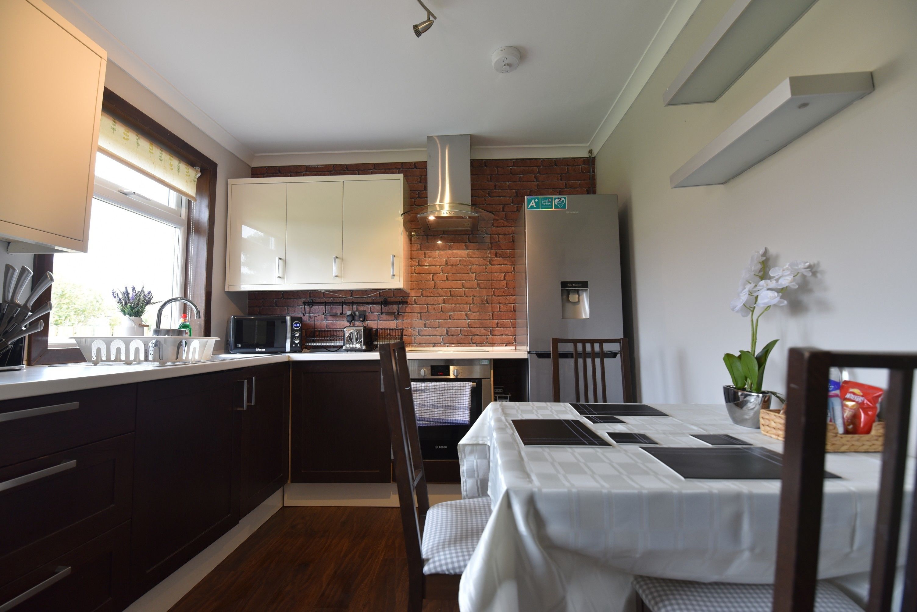 Køleskab/fryser i fuld størrelse, mikrobølgeovn, ovn, kogeplade