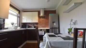 Full-size fridge, microwave, oven, stovetop