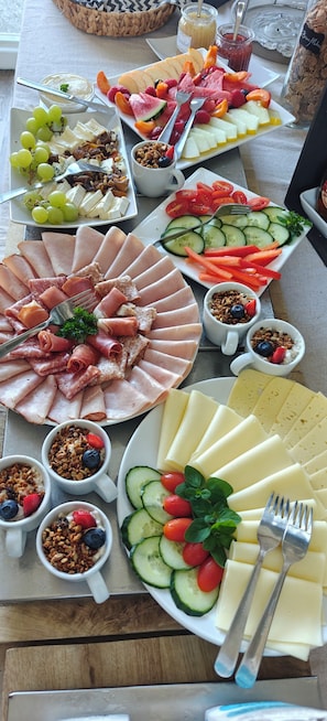 Bữa sáng buffet hàng ngày (110 SEK/mỗi người)