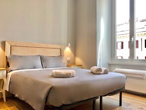 Desk, laptop workspace, soundproofing, free WiFi - Audrey's Roman Holidays Suites&Rooms (Rome)