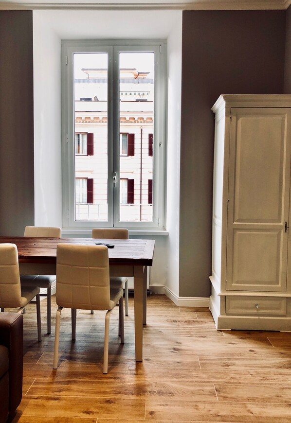 Deluxe-Suite, 1 Schlafzimmer | Essbereich im Zimmer