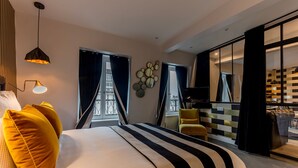 Un hotel moderno con una cama grande, un escritorio y vistas a la ciudad.