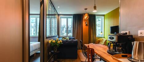 Premium Suite | 1 bedroom, in-room safe, desk, blackout drapes