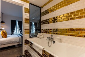 皇家套房 | 浴室 | 淋浴设施、免费洗浴用品、吹风机、拖鞋