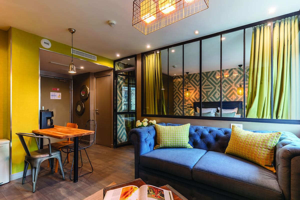 Premium Suite | 1 bedroom, in-room safe, desk, blackout drapes
