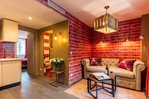 华丽套房 | 起居区 | 平板电视、DVD 播放器