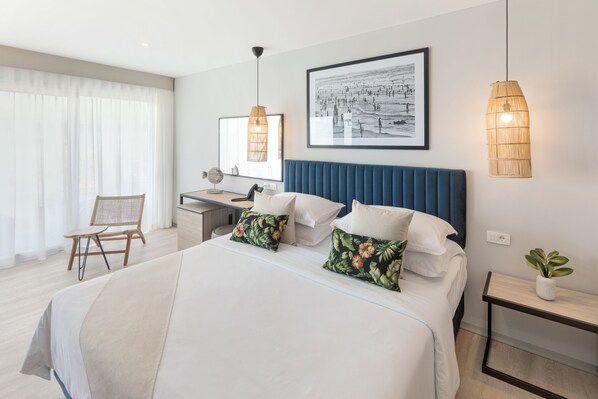 Une chambre d’hôtel moderne dotée d’un grand lit, d’un bureau, d’une chaise et d’une grande fenêtre avec des rideaux légers.