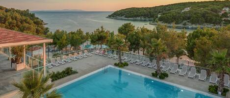 Indoor pool, 2 outdoor pools