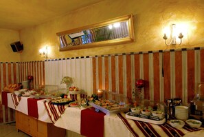 Free daily buffet breakfast - Schwarzer Bär (Zittau)