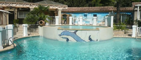 Piscine extérieure, accÚs possible de 9 h à 21 h, parasols