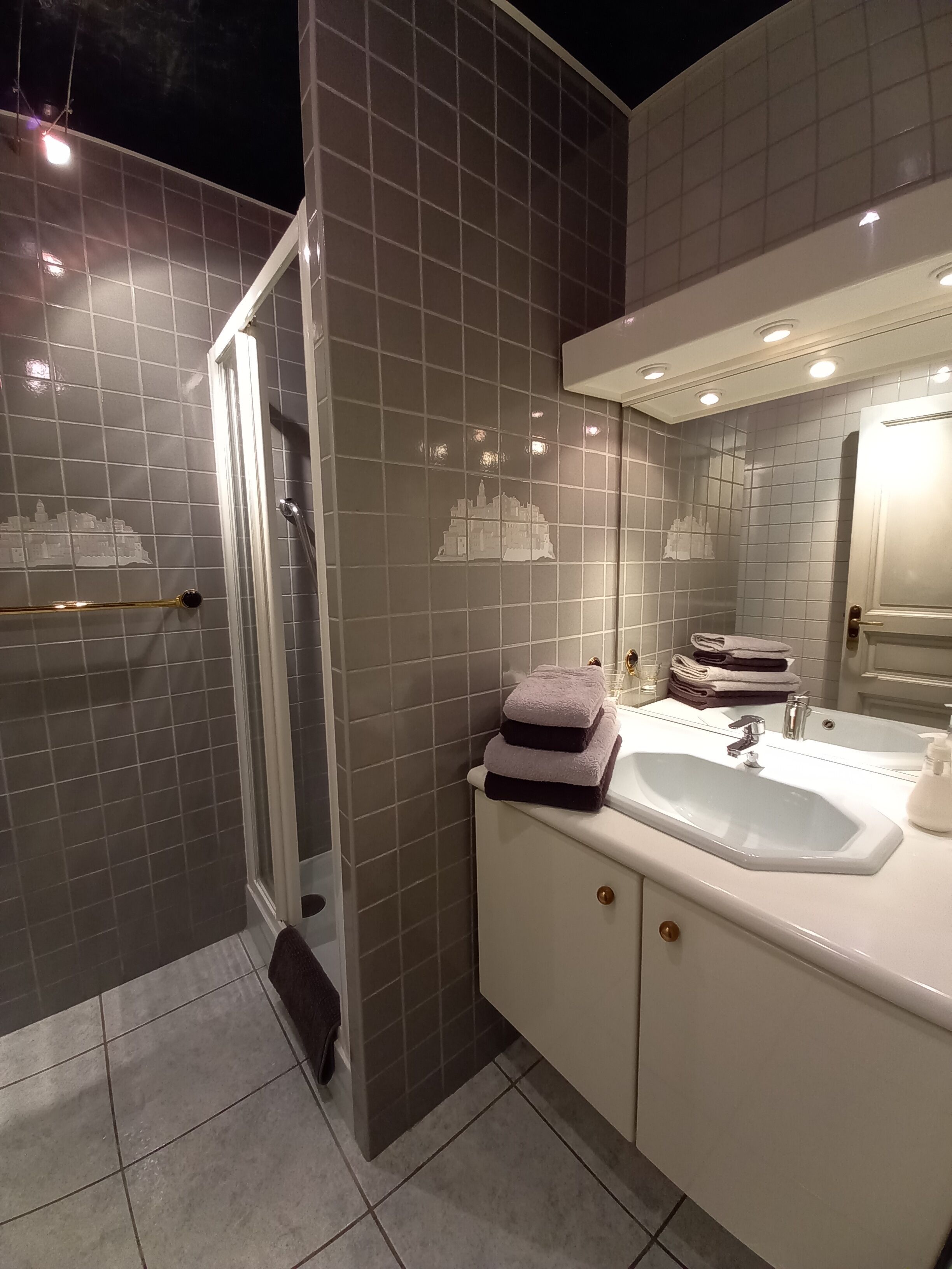 Suite Junior, Beberapa Tempat Tidur, pemandangan kebun | Kamar mandi | Shower, pancuran hujan, perlengkapan mandi gratis, dan pengering rambut