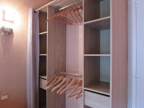 2 Schlafzimmer, Allergikerbettwaren, Minibar, individuell dekoriert