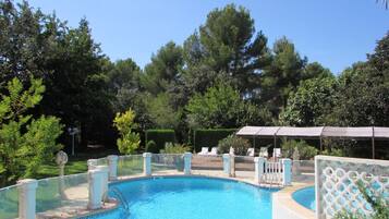 AuĂenpool, geöffnet von 09:00 Uhr bis 21:00 Uhr, Sonnenschirme