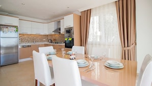Villa | Repas dans la chambre