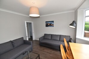 Villa Classique, plusieurs lits, non-fumeurs, vue jardin | Salle de séjour | TV connectée, cheminée, iPad, Netflix