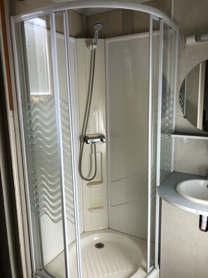 Tweepersoonskamer | Badkamer | Een douche, handdoeken, toiletpapier