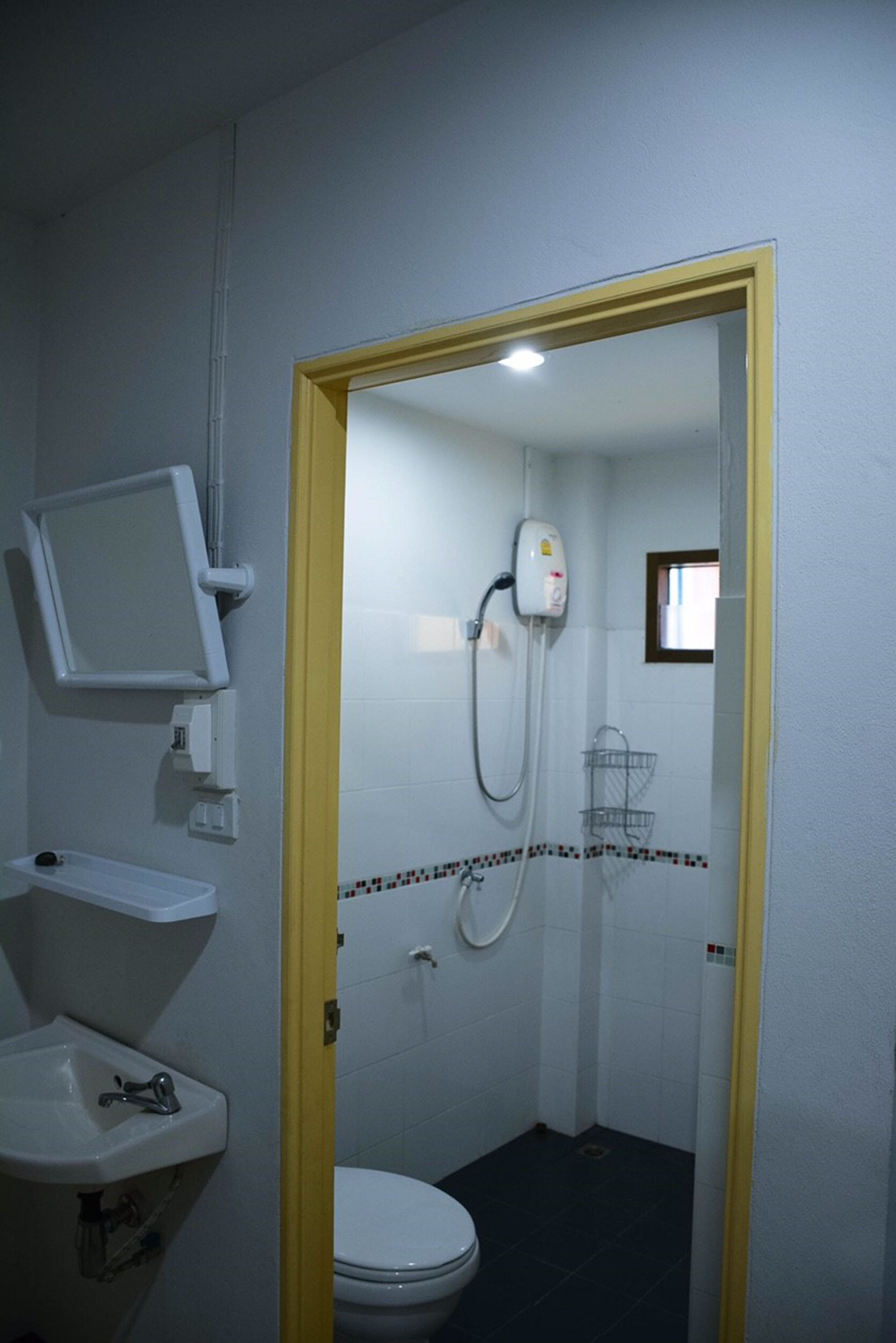 Shower, free toiletries, towels