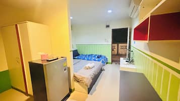 Triple Room | Desk, free WiFi