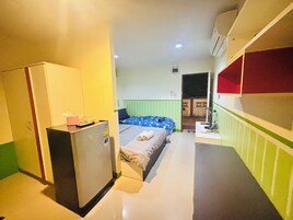 Triple Room | Desk, free WiFi