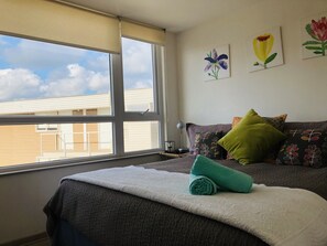 客室ごとに異なる装飾、客室ごとに異なるインテリア、デスク、アイロン / アイロン台