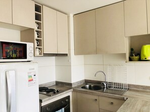 大型冷蔵庫、電子レンジ、コンロ、コーヒー / ティーメーカー