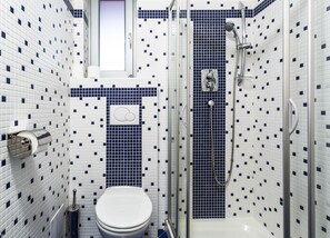 Dusche, kostenlose Toilettenartikel, Haartrockner, Handtücher