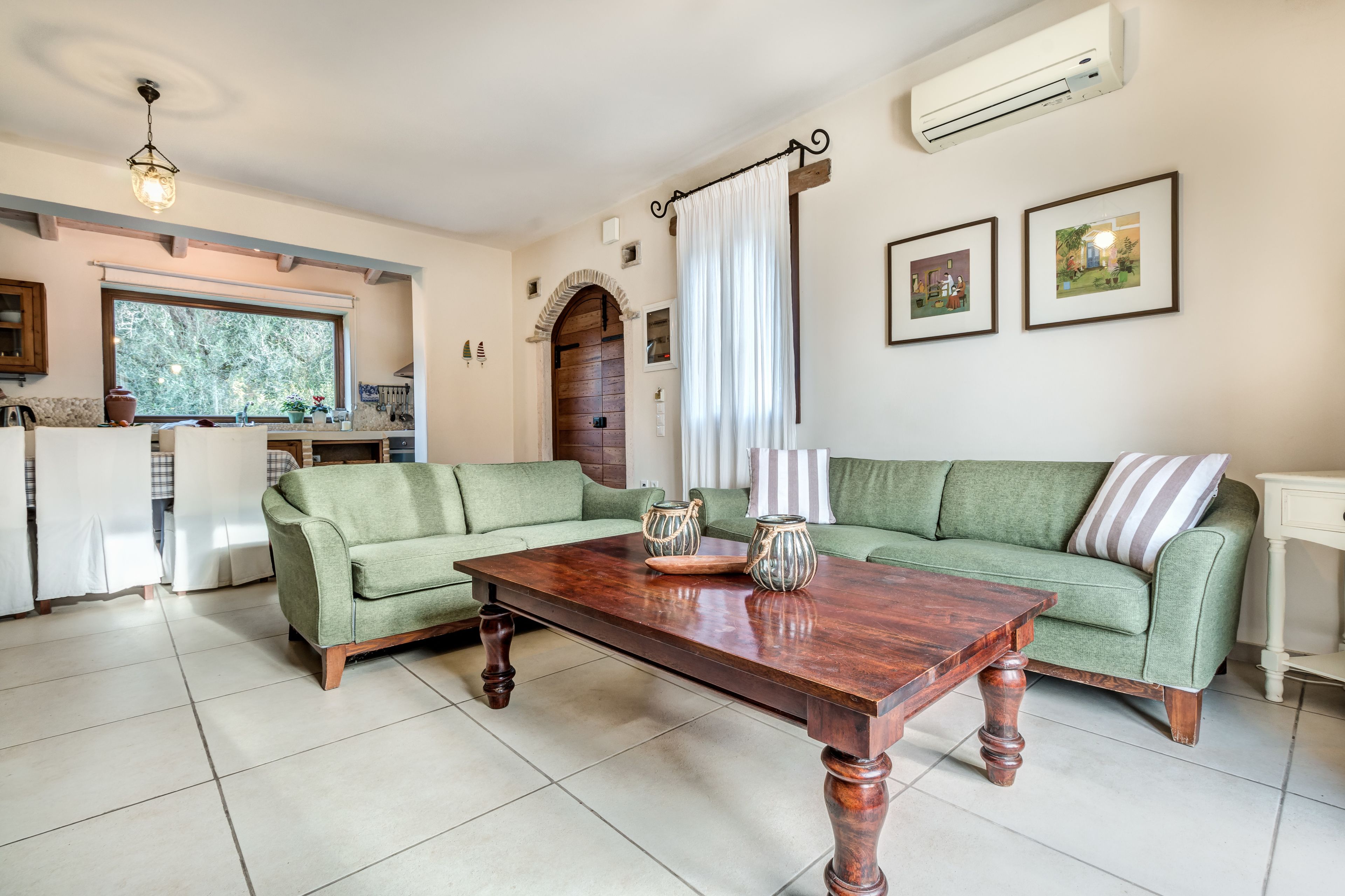 ทีวีจอแอลซีดี, เตาผิง, เครื่องเล่นดีวีดี