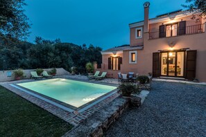 Piscina externa, guarda-sóis