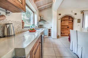 Vila tradicional, várias camas, para não fumantes, vista para o mar | Cozinha privada | Geladeira grande, micro-ondas, fogão, cooktop