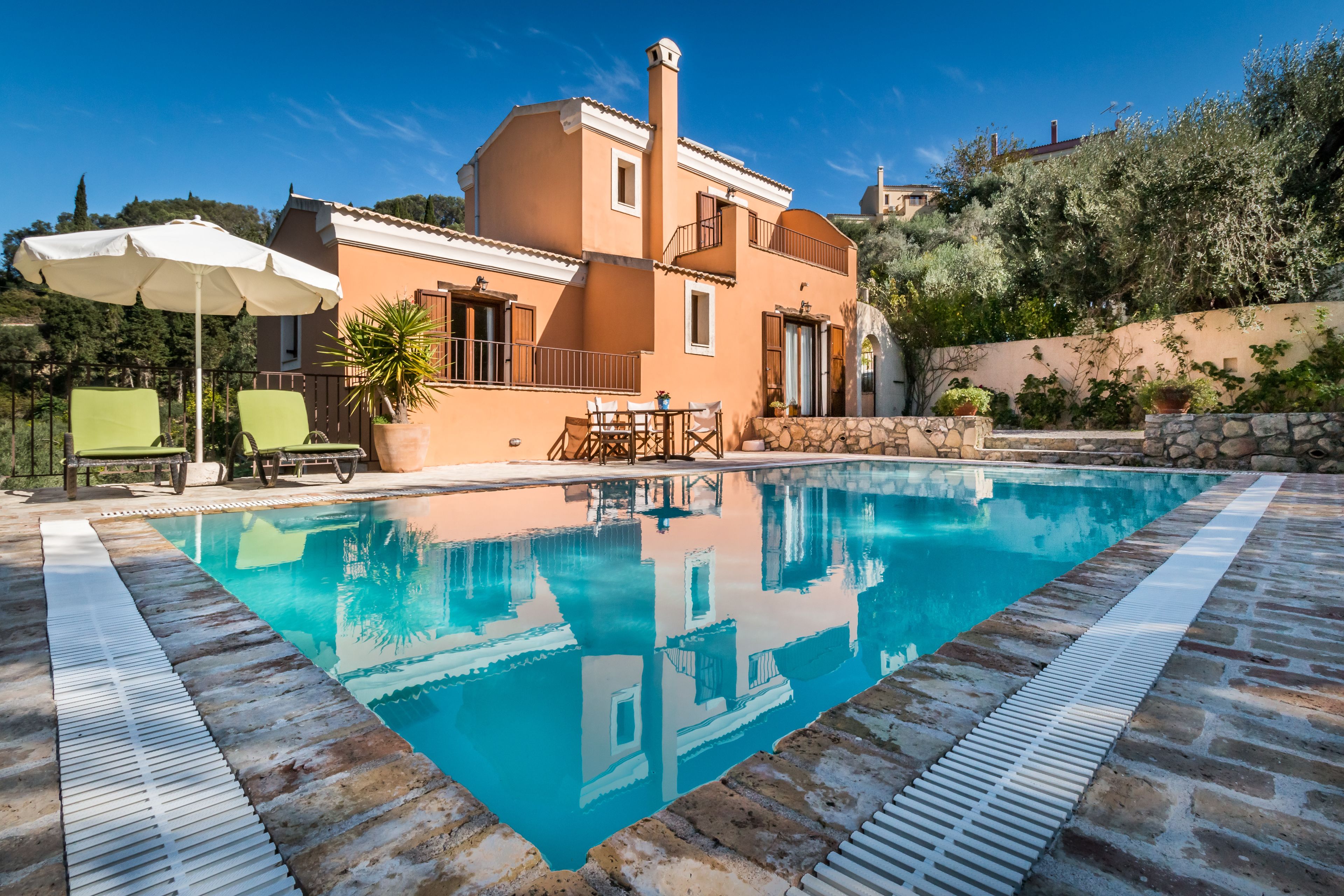 Una piscina al aire libre, sombrillas