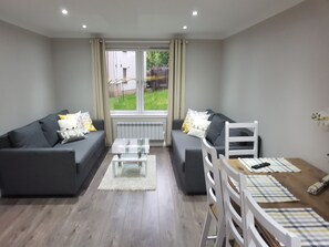 Appartement Deluxe, Plusieurs lits, accessible aux personnes à mobilité réduite, vue sur le jardin | Salle de séjour | Téléviseur connecté de 42 po avec télévision par câble, téléviseur