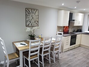 Appartement Deluxe, Plusieurs lits, accessible aux personnes à mobilité réduite, vue sur le jardin | Aire de séjour | Téléviseur connecté de 42 po avec télévision par câble, téléviseur