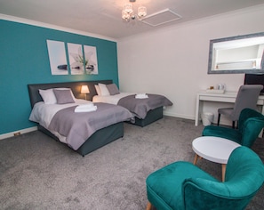 Escrivaninha, ferros/tábuas de passar roupa, Wi-Fi de cortesia