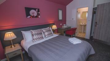 Escritorio, tabla de planchar con plancha, wifi gratis y ropa de cama