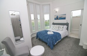 Desk, iron/ironing board, free WiFi, bed sheets - Bentley Hotel (Motherwell)