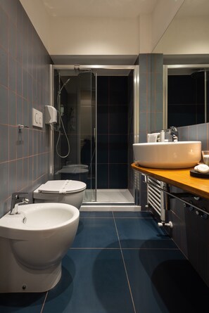 Standard Double Room | Bathroom | Shower, free toiletries, hair dryer, bathrobes - Tula Inn (Rome)