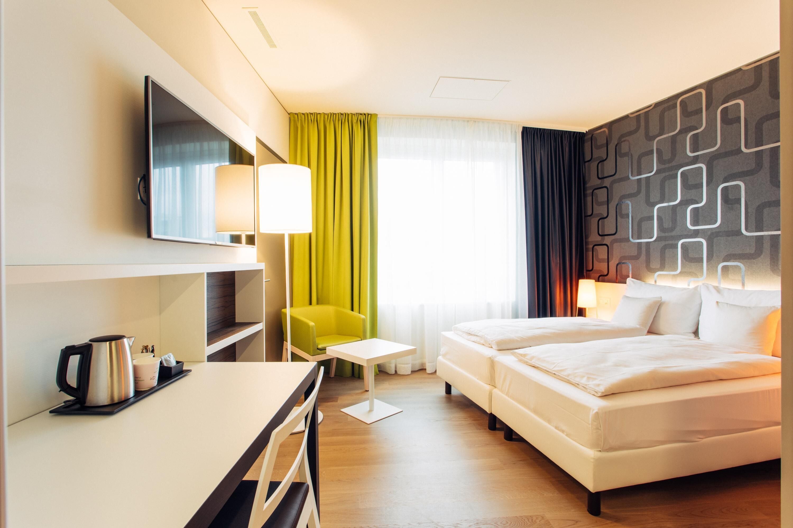 Hypo-allergenic bedding, in-room safe, desk, blackout drapes