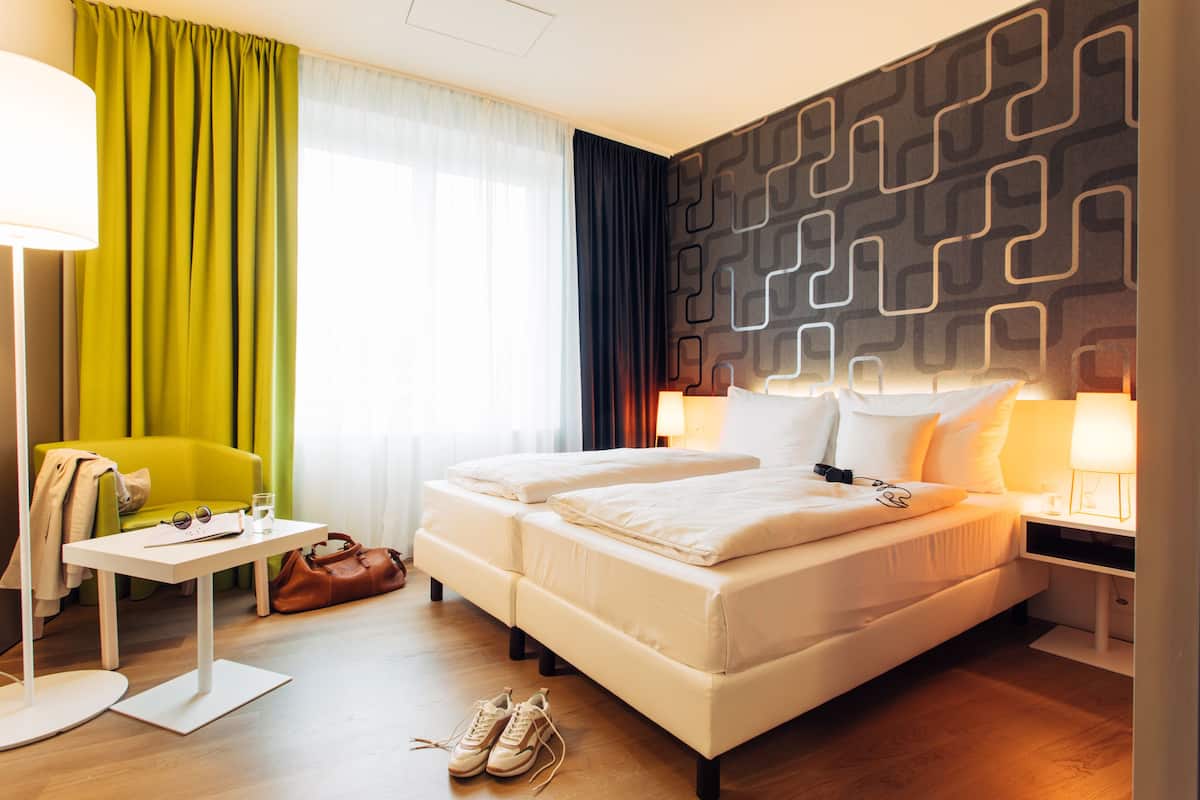 Hypo-allergenic bedding, in-room safe, desk, blackout curtains