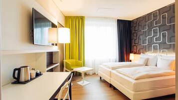 Allergitestade sängkläder, värdeförvaringsskåp på rummet och skrivbord