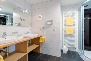 Hypo-allergenic bedding, in-room safe, desk, blackout curtains - Hotel Brigitte (Bad Krozingen)