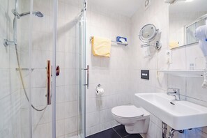Kamar Single | Kamar mandi | Shower, perlengkapan mandi gratis, pengering rambut, dan handuk