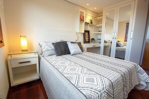 Appartement, 2 slaapkamers | 3 slaapkamers, een strijkplank/strijkijzer, beddengoed
