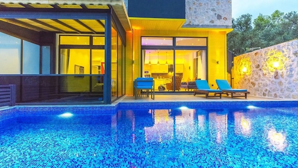 Hồ bơi ngoài trời, ghế dài tắm nắng 